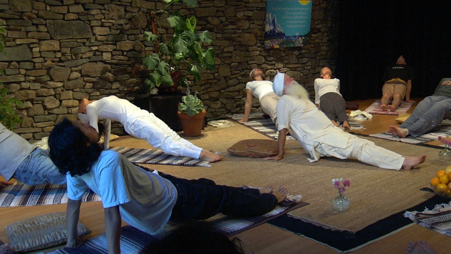 7 Energizing Kundalini Yoga Poses and Kriyas | YouAligned.com